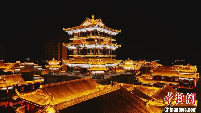 图为夜晚的昆仑天街建筑群。赵志彬 摄