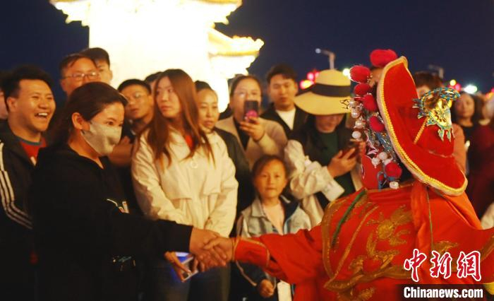 图为昆仑天街内表演的传统戏曲节目。赵志彬 摄