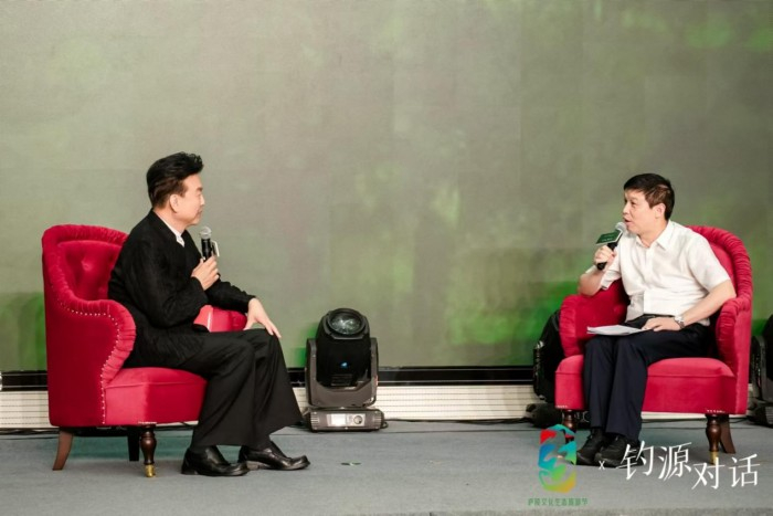 张泽群(左)李瑞峰(右)以文兴村,乡村振兴蔚然成风十里芳菲与中国农民