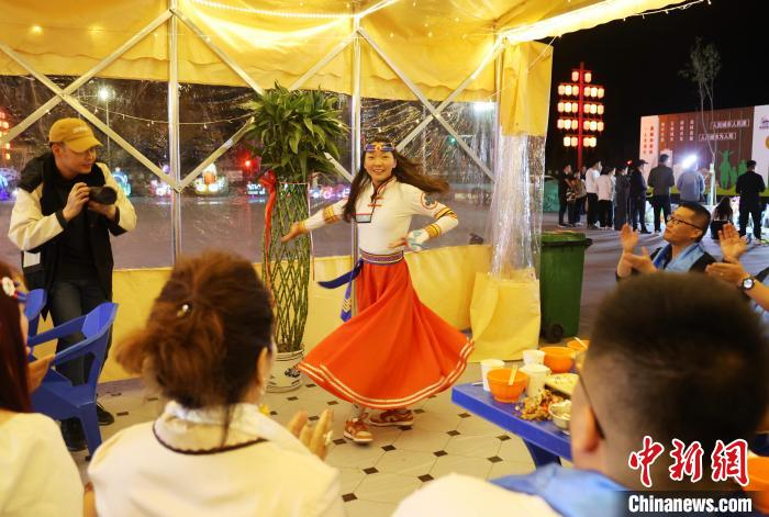 图为昆仑天街内表演的蒙古族舞蹈。张添福 摄