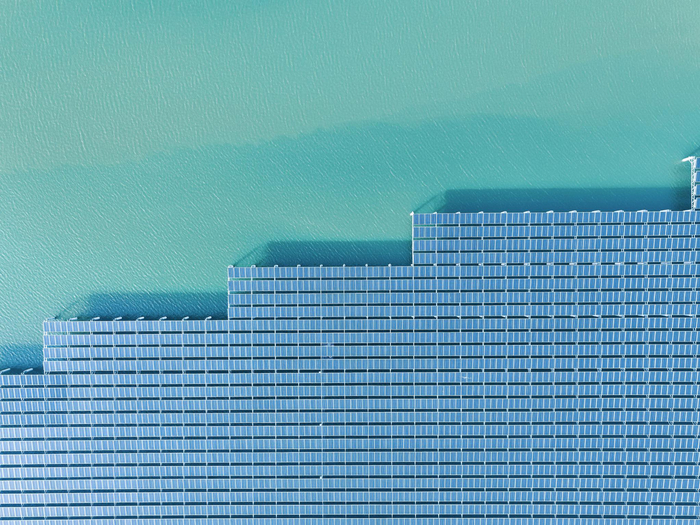 图为通威新能源“渔光一体”光伏电站