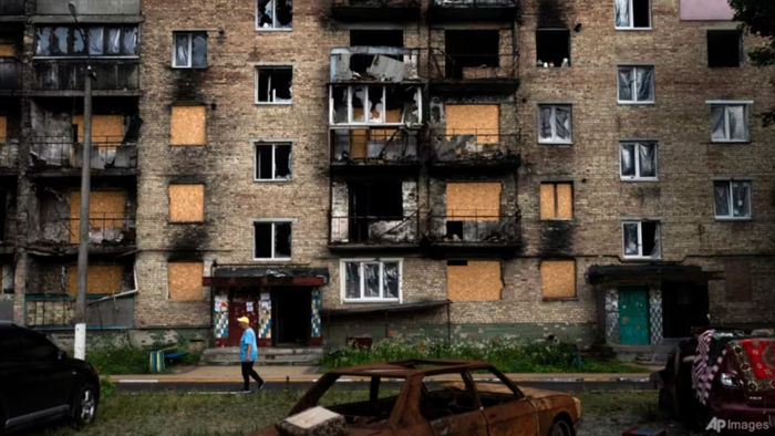 ▲乌克兰一名居民走过伊尔平一栋遭到严重破坏的公寓楼
