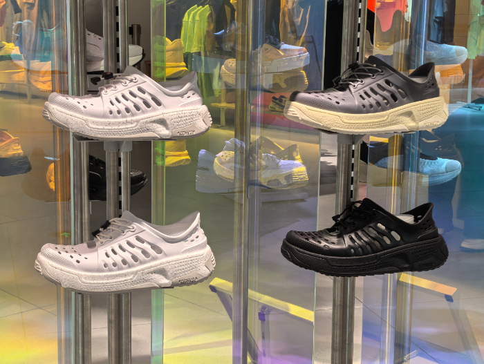 李宁推出的“洞洞鞋”，外观与运动鞋相似。（中国商报记者 于佳鑫/摄）