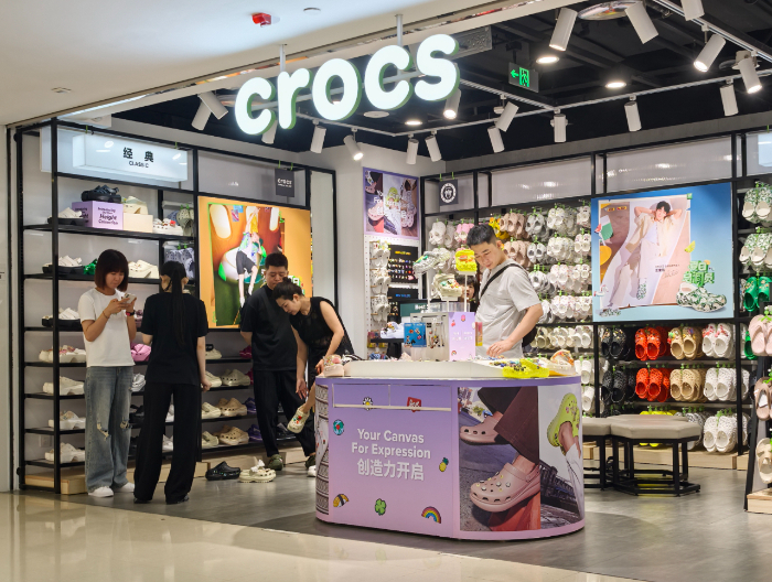 消费者在卡骆驰门店内选购洞洞鞋。（中国商报记者 于佳鑫/摄）