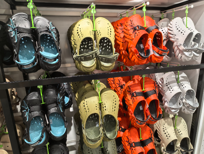 卡骆驰男款洞洞鞋。（中国商报记者 于佳鑫/摄）