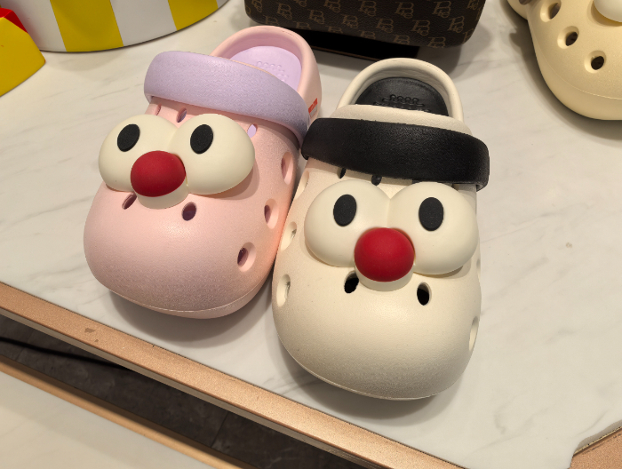 百丽销售人员称，因为样式可爱，这款圆头洞洞鞋受到不少女性消费者的喜爱。（中国商报记者 于佳鑫/摄）