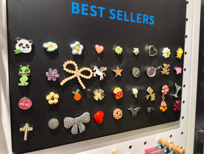 不同“鞋花”的搭配组合，赋予了洞洞鞋彰显个性的新内涵。（中国商报记者 于佳鑫/摄）