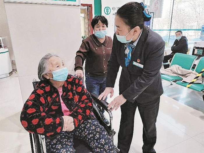     中国农业银行新疆兵团分行员工为老年客户提供轮椅等适老化设施以及全过程陪伴服务（资料图片）。