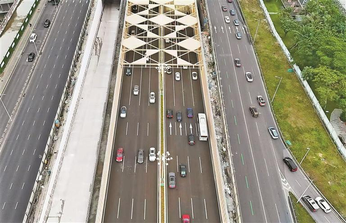5月27日，深圳滨海大道总部基地段下沉隧道主线通车。 深圳商报记者 廖万育 摄