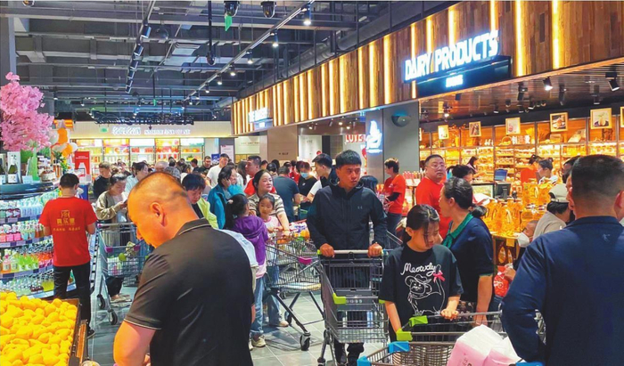         真实惠购物广场内人流如织。