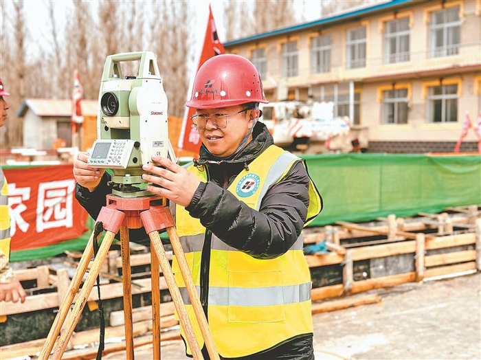     施工人员测量中。