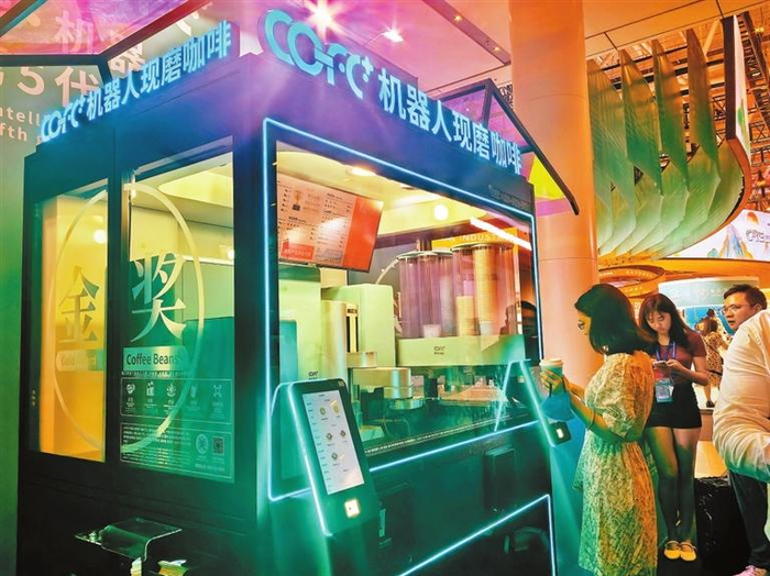 无人值守的机器人咖啡亭。
