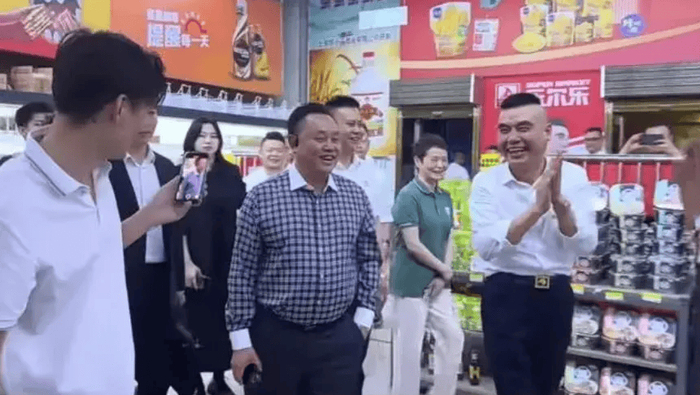 ▲黄光裕（图中），图片源自乐尔乐超市视频截图