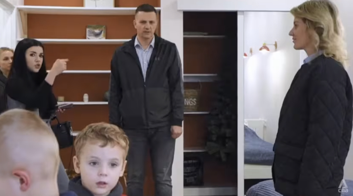 ▲巴齐列维奇一家正在伊尔平看一间公寓