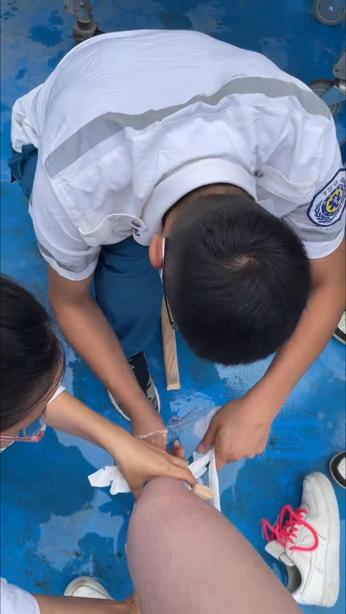 ▲黄女士发布的视频中，工作人员为其包扎腿部