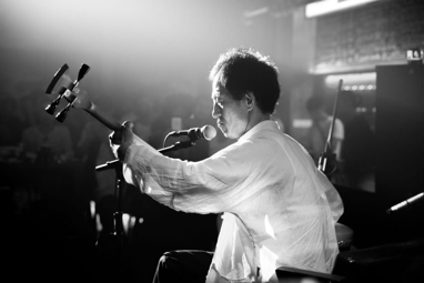 《冷血动物》是谢天笑代表作品之一,也是已故的传奇音乐人赵已然(赵