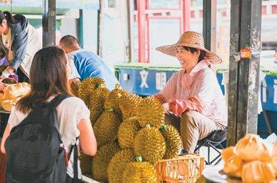 广西东兴，越南果商在售卖榴莲。新华社记者 胡星宇摄