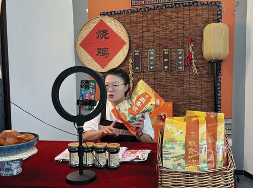 图为主播正在直播推介烧鸡产品。 解 磊 摄