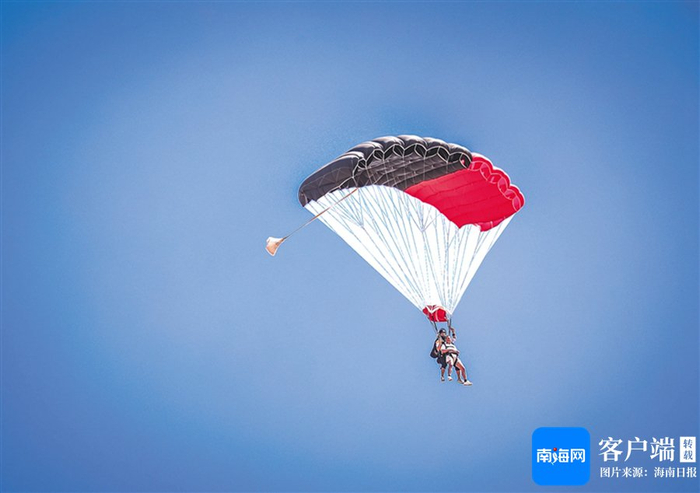 游客在儋州体验高空跳伞。 特约记者 吴文生 摄