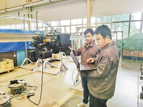     唐山承大智能科技有限公司技术人员正在调试机器人。受访者供图