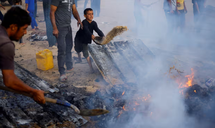 ▲拉法居民试图救火