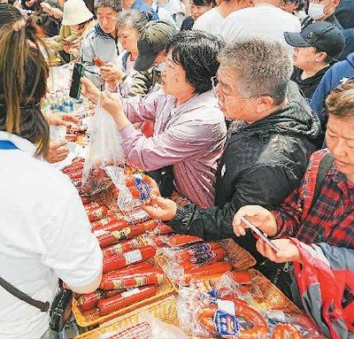 5月20日，人们在第八届中俄博览会现场选购进口食品。新华社记者 王建威摄