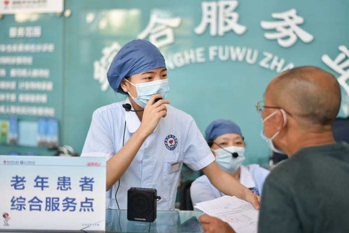 绵阳市中心医院开设老年患者综合服务点。邓凌腾 摄