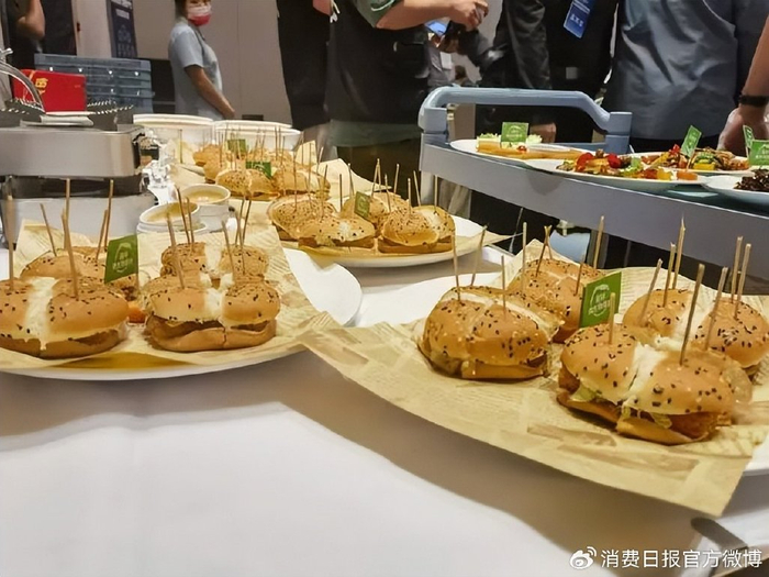 图为使用微生物蛋白肉制作的汉堡。