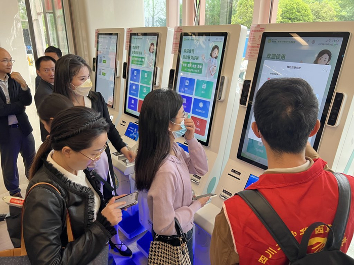 四川大学华西第二医院提供“全流程无感就医”服务。医院供图