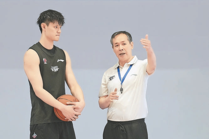 　　刚官宣接任北京男篮主教练的许利民（右），首次以新身份出现在媒体面前，率北京男篮训练备战新赛季。 本报记者 刘平摄