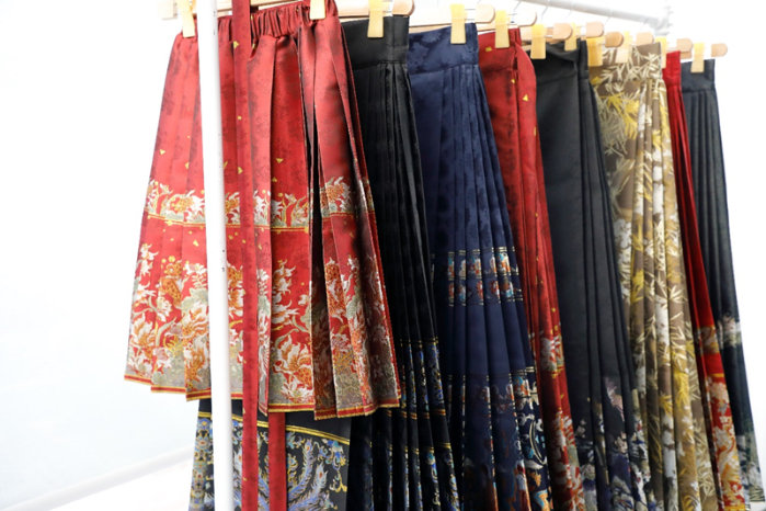 在拼多多平台，马面裙广受欢迎，成为新中式入门代表商品。陈财 摄