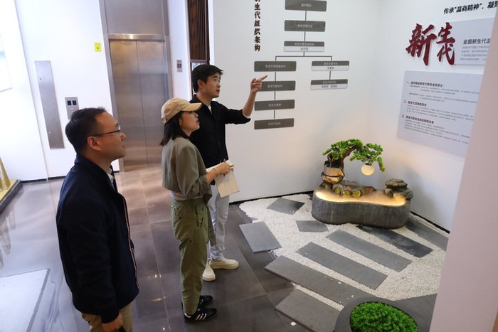 　　记者在苏州市温州商会走访 刘琨 摄