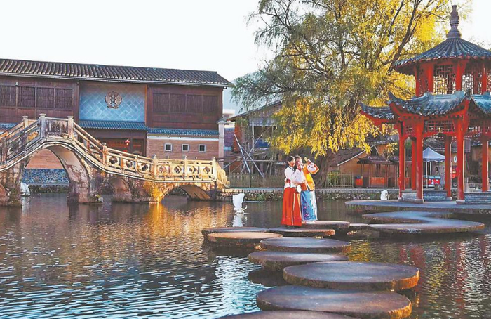 近日，游客身着汉服在周宁县鲤鱼溪景区拍照留念。 魏孙亮 摄