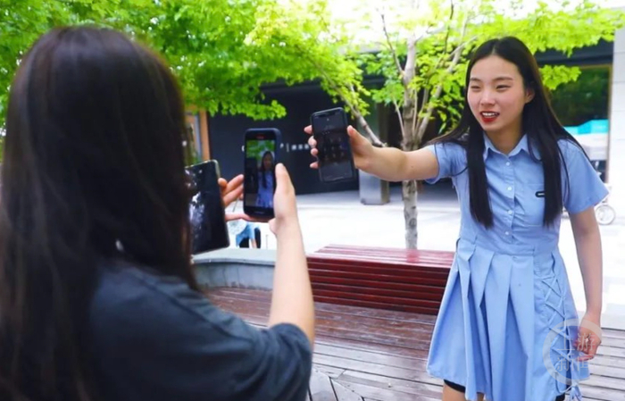 王志欣与团队成员在校园拍摄短视频。视频截图 