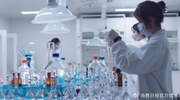 图为科研人员正在进行微生物蛋白研究。受访者供图