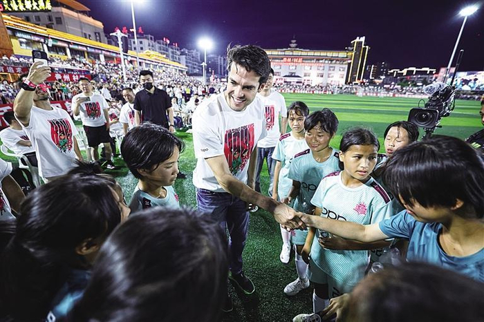     卡卡（中）和参赛球员握手  新华社记者 刘续 摄