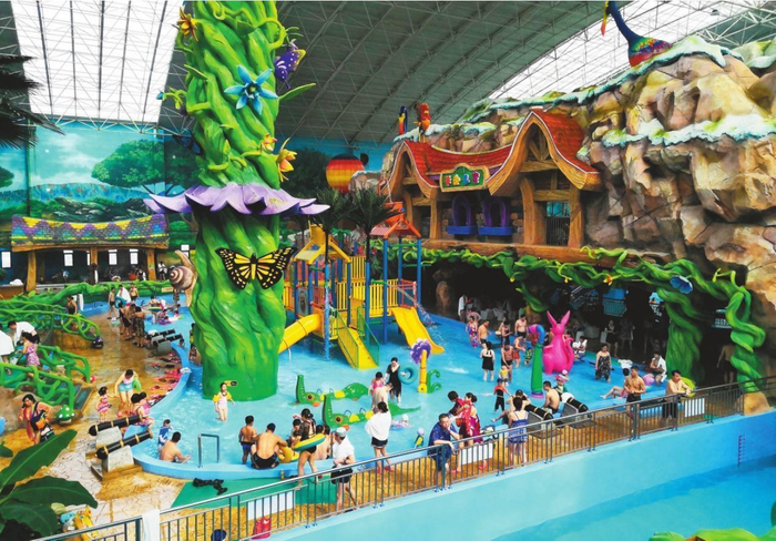 “鲅马”为城市引来客流，图为游客在望儿山水乐园嬉戏。