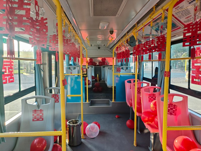 武夷山的定制公交婚车