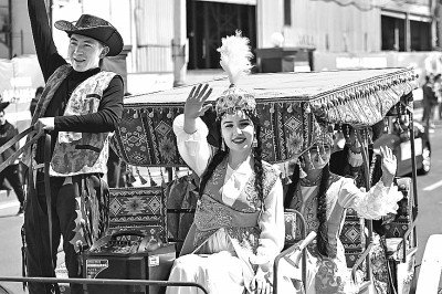 新疆乌鲁木齐市举行的巡游活动上的婚俗花车方阵。新华社记者 丁磊摄