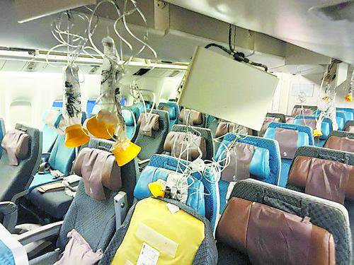 新加坡航空公司的航班遭遇严重湍流，机舱内一片混乱。图片来源：《自然》网站