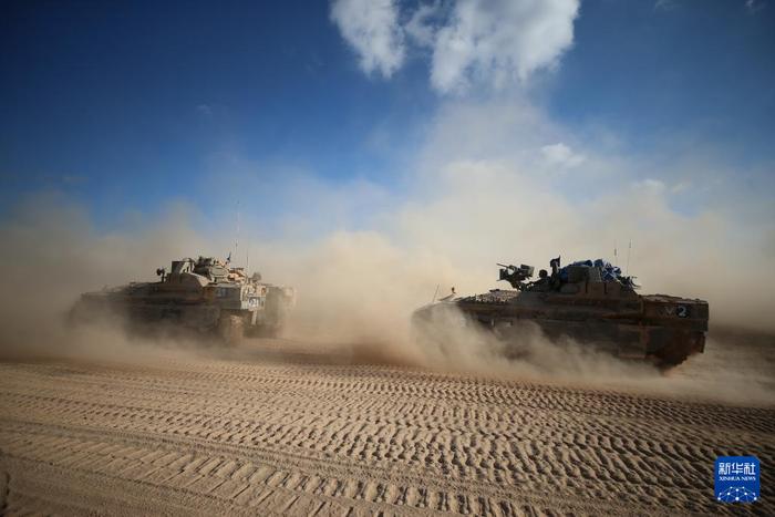 这是5月29日在以色列与加沙边境以方一侧拍摄的以军部队。新华社发（贾马尔·阿瓦德摄）