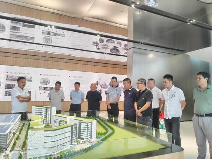 （代表企业参观荟丰科创园。南海纺协供图）