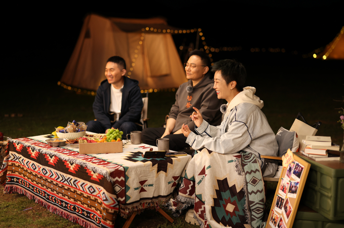 得到三个创始人合影（从左到右依次是快刀青衣、罗振宇、脱不花）