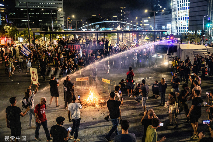 当地时间5月25日，特拉维夫，以色列警察用高压水枪驱散抗议者（视觉中国）