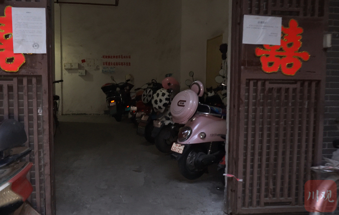 旌南小区的一栋高层建筑里，疏散通道停满了电动自行车。