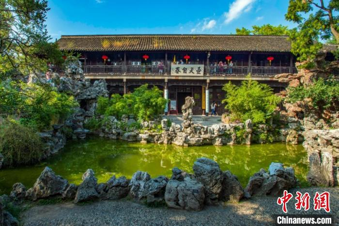 游客走进扬州个园游园赏景。　刘江瑞 摄