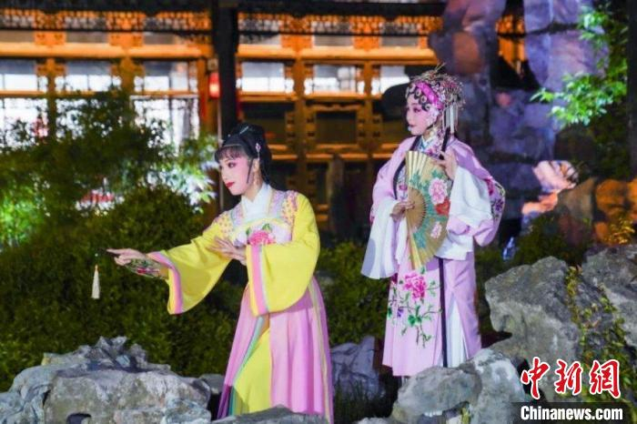 4月22日，沉浸式夜游表演在扬州个园举行。　吴江涛 摄