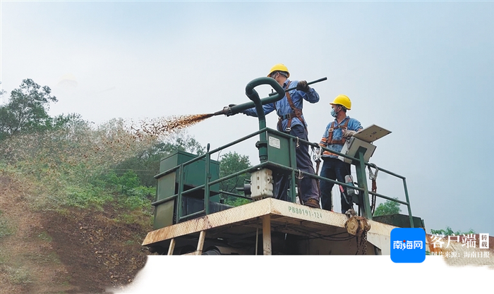 工人在喷播作业。记者 刘婧姝 摄