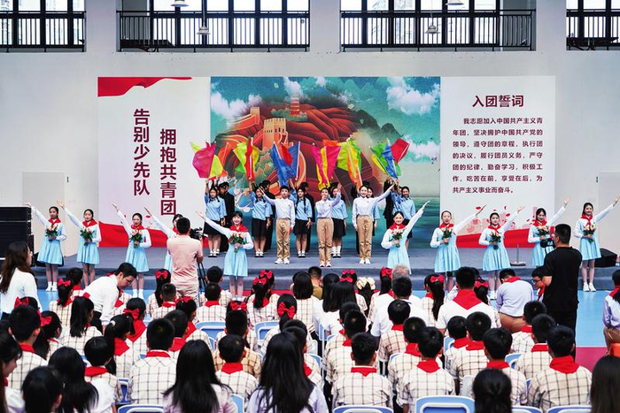 在2024年南宁市示范性离队入团仪式上,学生们表演节目《我心中的共青团》。 本报记者 叶子榕  摄