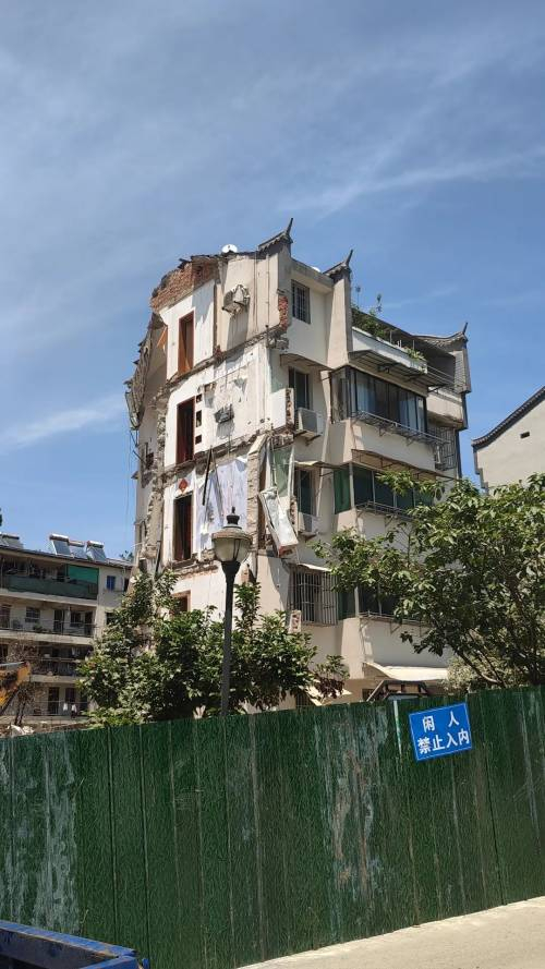 △现场除险，以及善后处置。图源：受访者提供